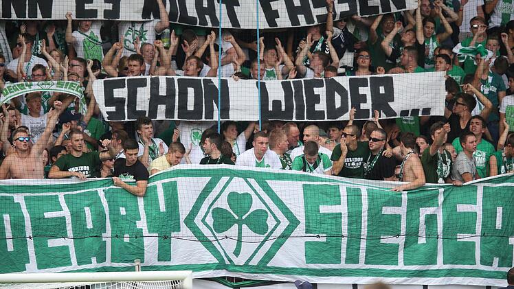 Im Sportpark Ronhof von Greuther Fürth ist es Gästefans verboten, in den Stehblock der Heimfans zu gehen. Foto: dpa/Archiv