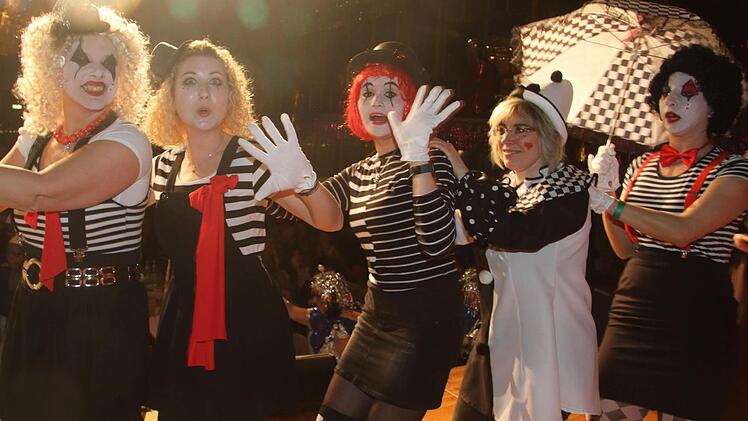 Schwarz-Weiß - und richtig gut drauf: Die Clowntruppe sorgte für Stimmung.