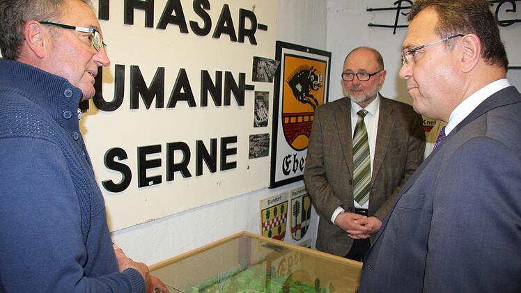 Dabei zeigte Kleinlein, wie sich die der Bundes-Standort entwickelte, ehe 2004 der"absolute Schock", so CSU-Vorsitzende Rögner, der Schließung durch die rot-grüne Bundesregierung kam.