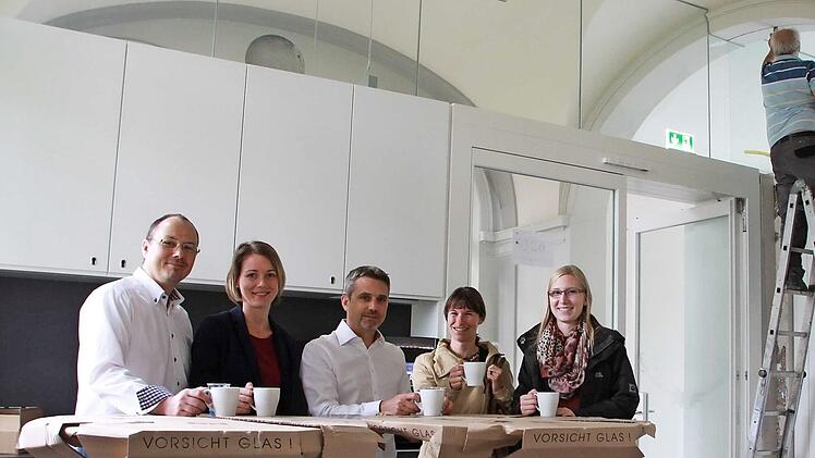 Erleichterung: Die Kaffee-Maschine funktioniert schon mal. Das neue "Work-Café" soll eine offene, moderne Arbeitsumgebung schaffen, mit Platz für Begegnungen und Gesprächen.
