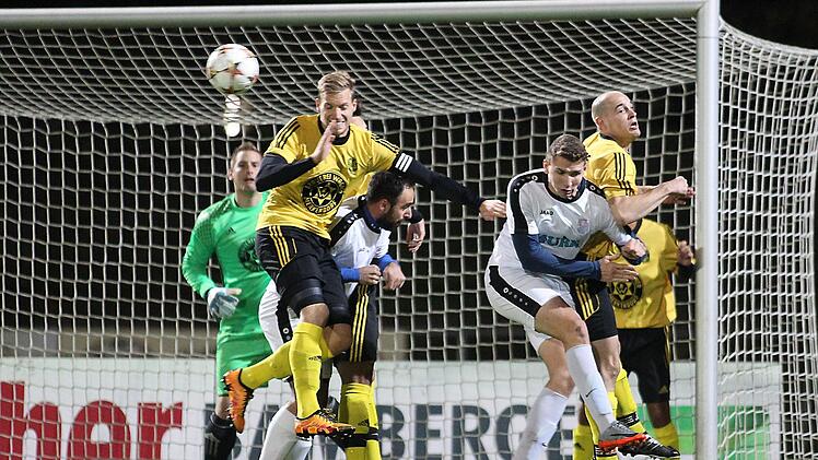 Brenzlige Situation bei einem Eckball: Der Merkendorfer Daniel Schulz (l.) stört Christos Makrigiannis, sein Teamkollege Felix Hermann (r.) kümmert sich um Patrick Görtler; links hinten SVM-Torwart Manfred Riedel. Foto: sportpress
