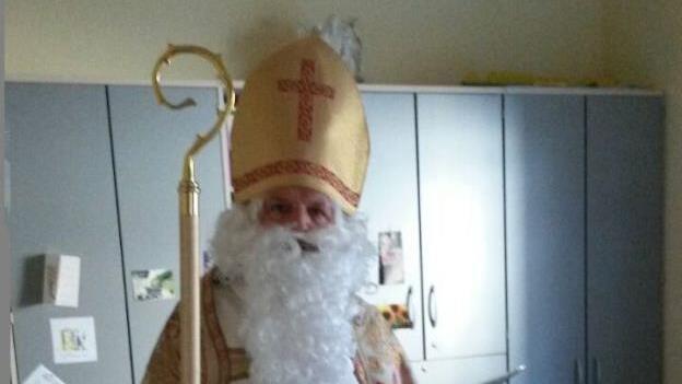 "Nikolaus" Gustav Fuß im neuen Bischofsgewand: Pfarrer Tobias Fuchs lieferte die prachtvolle Stola.Repro: Manfred Mellenthin