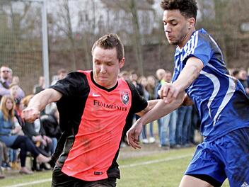 Volles Haus, krachende Zweikämpfe: Das Derby zwischen Neubrunn und Ebelsbach ist für beide Verein ein Highlight. Hier duelliert sich der Neubrunner Johannes Reinwand (links) mit Jamar Eleby. Foto: Archiv