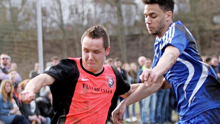 Volles Haus, krachende Zweikämpfe: Das Derby zwischen Neubrunn und Ebelsbach ist für beide Verein ein Highlight. Hier duelliert sich der Neubrunner Johannes Reinwand (links) mit Jamar Eleby. Foto: Archiv