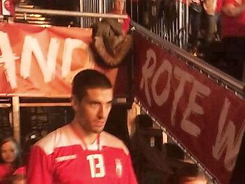 Stolz marschiert die siebenjährige Elina Rath mit Basket-Profi Daniel Schmidt in die Arena in Bamberg ein. Fotos: privat