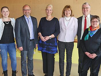 Die  neue ständige Vertreterin des Direktors am BBZ wurde eingeführt (von links):   SMV-Sprecherin Anastasia Kraft, Schulleiter Studiendirektor Georg Gißler,  Stellvertreterin Studiendirektorin Angela Rothenwaldt, Leitende  Regierungsschuldirektorin Maria Walter, Leitender Regierungschuldirektor  Norbert Kornder und die Personalratsvorsitzende Elisabeth Düring. Foto:  Dieter Britz