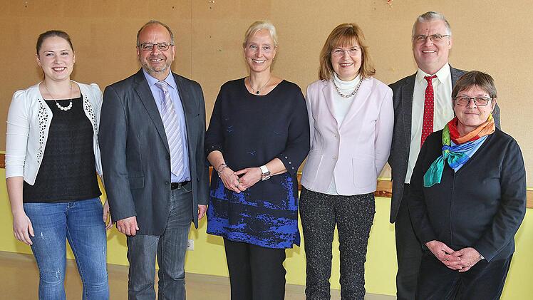 Die  neue ständige Vertreterin des Direktors am BBZ wurde eingeführt (von links):   SMV-Sprecherin Anastasia Kraft, Schulleiter Studiendirektor Georg Gißler,  Stellvertreterin Studiendirektorin Angela Rothenwaldt, Leitende  Regierungsschuldirektorin Maria Walter, Leitender Regierungschuldirektor  Norbert Kornder und die Personalratsvorsitzende Elisabeth Düring. Foto:  Dieter Britz