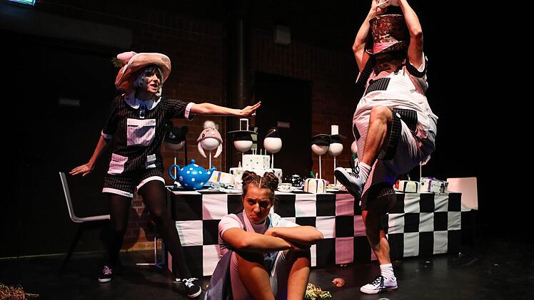 Szene aus dem Songzyklus "Wunderland" von Anno Schreier in der coburger ReithalleFoto: Henning Rosenbusch