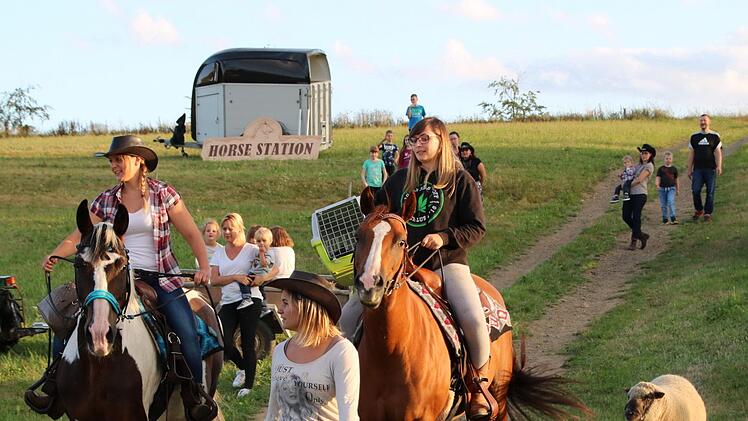 Nach einem anstrengenden Ausritt machte sich die Herde aus zwei Pferden und zwei "Pferden im Schafspelz" auf den Heimweg.