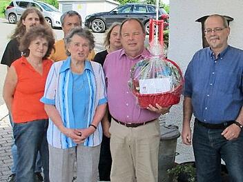 Martha Fittner (vorne) mit Bürgermeister Werner Burger (rechts daneben) sowie (von links) Enkel Tobias, Tochter Gertrud, Schwiegersohn Peter, Schwiegertochter Carola und Sohn Christian Foto: Klaus-Peter Wulf