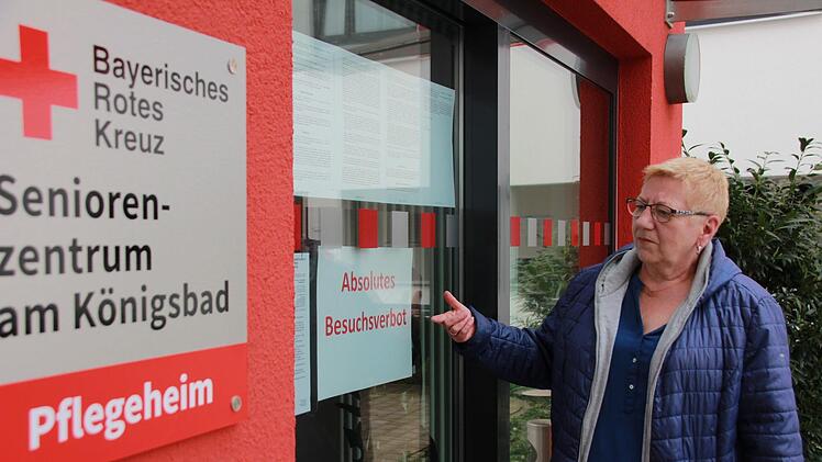 Elfriede Mauser besucht ihre Mutter sonst jeden Tag im BRK-Seniorenzentrum am Königsbad. Um ältere Menschen zu schützen, gilt seit Dienstag im Landkreis Forchheim in Pflege- und Seniorenheimen ein Besuchsverbot. Foto: Franziska Rieger