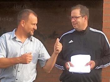 Zweiter Bürgermeister Günter Münch (r.) gratulierte Alexander Schickert zur Wahl. Foto: Johanna Blum
