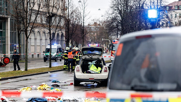 Auto in München in Menschengruppe gefahren