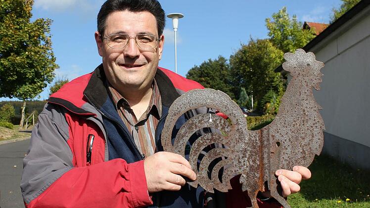 Pfarrer Michael Krammer mit dem völlig verrosteten Wetterhahn.