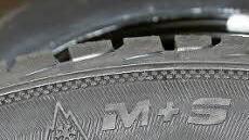 Auf das Schnee-Symbol gilt es bei Winterreifen zu achten. Es soll besseren Grip garantieren.  Foto: Peter Groscurth