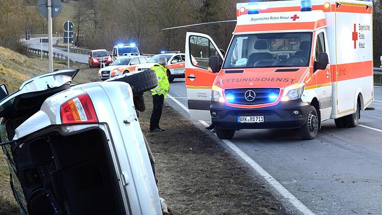 Über 24 000 freiwillige Stunden leisteten Ehrenamtliche im vergangenen Jahr beim Roten Kreuz alleine in Bad Kissingen. Mit dabei waren sie auch unter anderem beim schweren Verkehrsunfall letzte Woche zwischen Aschach und Bad Bocklet, der einen Toten und drei Verletzte forderte. Foto: Peter Rauch