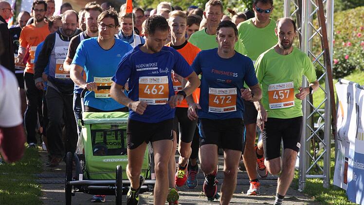 Start des Firmen-Cups über fünf Kilometer: Vorne die drei Erstplatzierten Jens Amthor (462 / Main-Post / Platz 1); Bernd Wächter (472 / 1.FC Frankonia Thulba / 2. Platz); Kurt Weinmann (457 / Klink Bavaria Bad Kissingen / 3. Platz).
