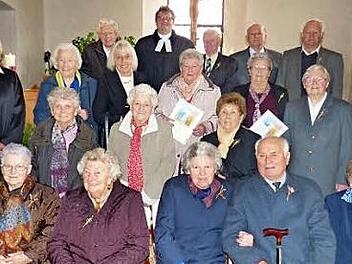 Die Jubelkonfirmanden in der Holzhäuser Kirche  Foto: Manfred Wagner