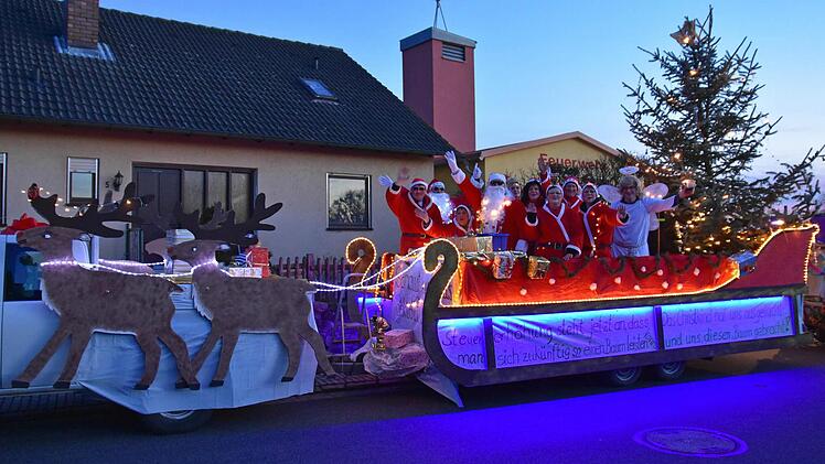 Der Dampfacher Nacht-Faschingszug wurde vom großen, wunderschön gestalteten Wagen des Dampfacher Faschingsverein (DJK) angeführt, der den "elendigen" Weihnachtsbaum auf Korn genommen hatte. Foto: Ulrike Langer