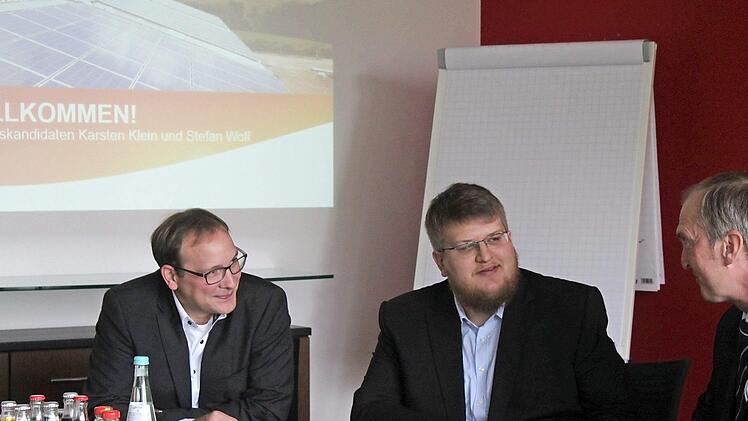 Die FDP-Politiker Karsten Klein (links) und Stefan Wolf mit Jörg Marius Ebel, Vorstandsmitlied von IBC Solar (rechts) Foto: Jann Weckel