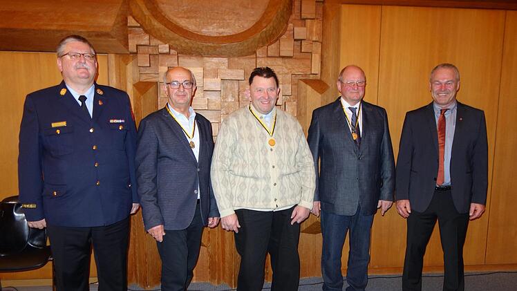 Überreichung der goldenen Stadtmedaille durch Frank Rebhan (rechts) im Beisein des Stadtbrandrates Stefan Köhler (links) an (weiter v.l.) Helfried Schneider, Gerhard Brückner und Manfred Maaser Foto: Lothar Weidner