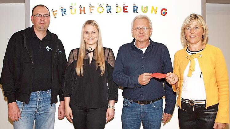 Heidi Eschenbacher-Müller, die Leiterin der Frühförderung des Heilpädagogischen Zentrums, bedankte sich für die Spende von 1200 Euro bei Stefan Bornschlegel, Judith Lohneis und Uwe Zipfel, dem Vorstandsteam des Theatervereins Wolfsdorf (von rechts). Foto: Alfred Thieret