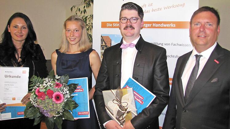 Für besondere Leistungen gab es Extra-Prämien für Lisa Neumann (links), Elisabeth Pohl und Gunnar Flessa. Es gratulierte Kreishandwerksmeister Jens Beland. Foto: Martin Koch