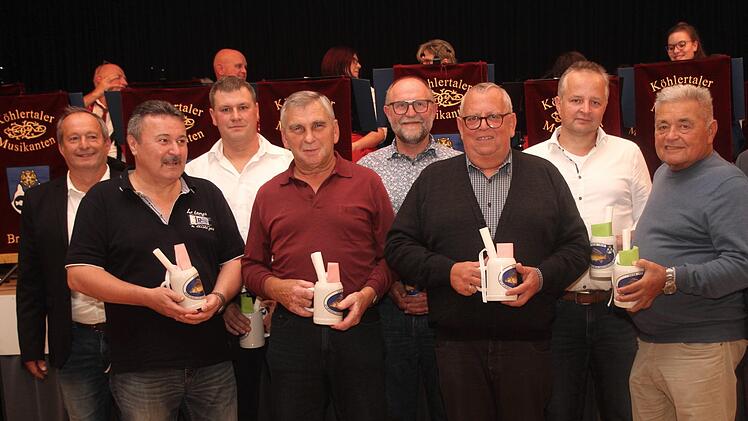 Drei Jahrzehnte sind diese Männer schon bei ihrem Sportanglerverein und haben die tolle Entwicklung mitgetragen. Foto: Geiling