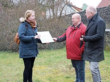 Jasmin Fidyka zeigt Umweltreferent Klaus Schebler und Bürgermeister Helmut Blank das Schild, das an den neuen Blühflächen angebracht wird. Eine solche wird beispielsweise am Parkplatz Oberes Tor entstehen.  Fotos: Thomas Malz