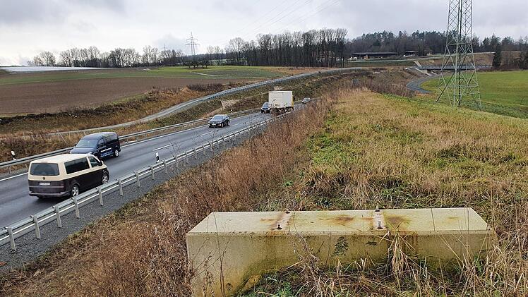 Auf diesem Podest hoch über der B289 thronte die Greif-Skulptur. Foto: Christine Fischer