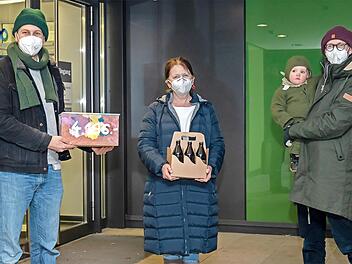 Xaver (l.) und Vincenz Schiller überreichten nicht nur sechs Flaschen ihres Bockbiers an Marion Müller, leitende Erzieherin der Kinderklinik des Uni-Klinikums Erlangen, sondern auch die Spendensumme in Höhe von 4196 Euro.