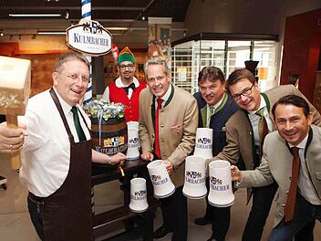 Heute übte Oberbürgermeister Henry Schramm den Ernstfall und zapfte das erste Fass Festbier an. Die Großveranstaltung, die über 100 000 Menschen in die Stadt lockt, beginnt am Samstag, 26. Juli. Foto: Kulmbacher Brauerei