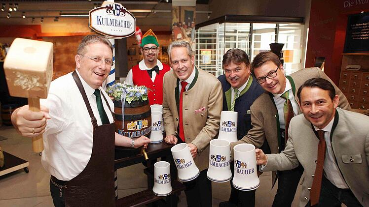 Heute übte Oberbürgermeister Henry Schramm den Ernstfall und zapfte das erste Fass Festbier an. Die Großveranstaltung, die über 100 000 Menschen in die Stadt lockt, beginnt am Samstag, 26. Juli. Foto: Kulmbacher Brauerei
