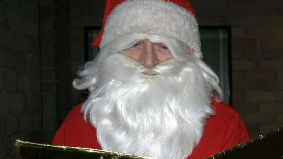 Ehe er Geschenke verteilt, liest der Nikolaus erst noch aus seinem goldenen Buch vor. Foto: Susanne Deuerling