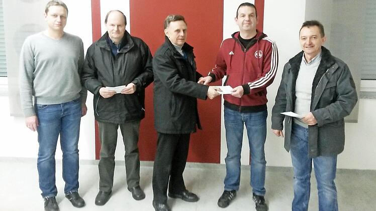 Spendenübergabe im Sportheim (v. l.): FCN-Fanclub-Kassier Andreas Wich, Vorsitzender DJK/SV Georg Wich, Vorsitzender des Kika-Vereins Neufang Rudi Gareis, FCN-Fanclub-Vorsitzender Ralf Förtschbeck und der Vorsitzende des Feuerwehrvereins Thomas Winterstein.  Foto: G.  Böhnlein