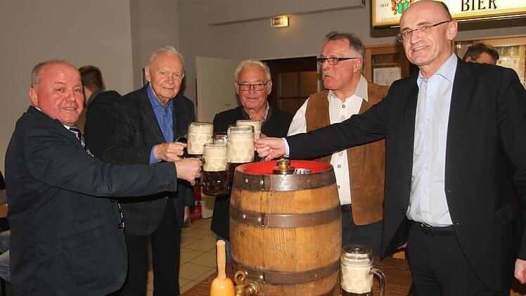 "Anzapft is" zum Anstoßen mit (von links Bürgermeister Karl Heinz Kandler, Staatssekretär a.D. Dr. Albert Meyer, Altlandrat Rudolf Handwerker, der Vorsitzende der Dorfgemeinschaft Heinz Stretz sowie Landrat Wilhelm Schneider. Foto: Günther Geiling