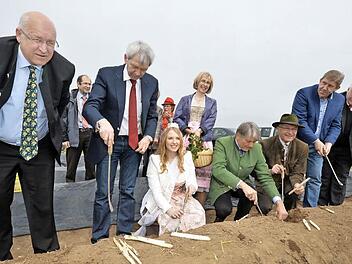 Spargelanstich in Hirschaid: Die regionale Prominenz umrahmt die Spargelprinzessin Daniela I. Foto: Ronald Rinklef