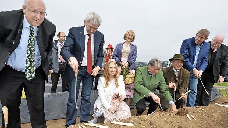 Spargelanstich in Hirschaid: Die regionale Prominenz umrahmt die Spargelprinzessin Daniela I. Foto: Ronald Rinklef