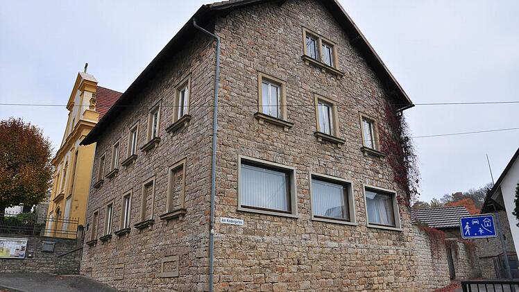 Für die Sanierung der alten Schule in Gädheim sind heuer und in den beiden nächsten Jahren 150.000 Euro in den Haushalt der Gemeinde Gädheim eingestellt.