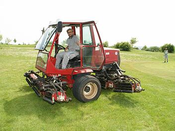 Dreimal pro Woche rücken Greenkeeper Eduard Brech und sein Team mit den drei Spindelmähern aus, um die Bahnen und die Greens des Golfplatzes in Steinbach zu mähen. Fotos: Sabine Weinbeer