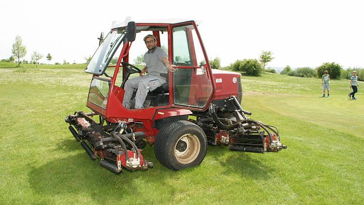 Dreimal pro Woche rücken Greenkeeper Eduard Brech und sein Team mit den drei Spindelmähern aus, um die Bahnen und die Greens des Golfplatzes in Steinbach zu mähen. Fotos: Sabine Weinbeer