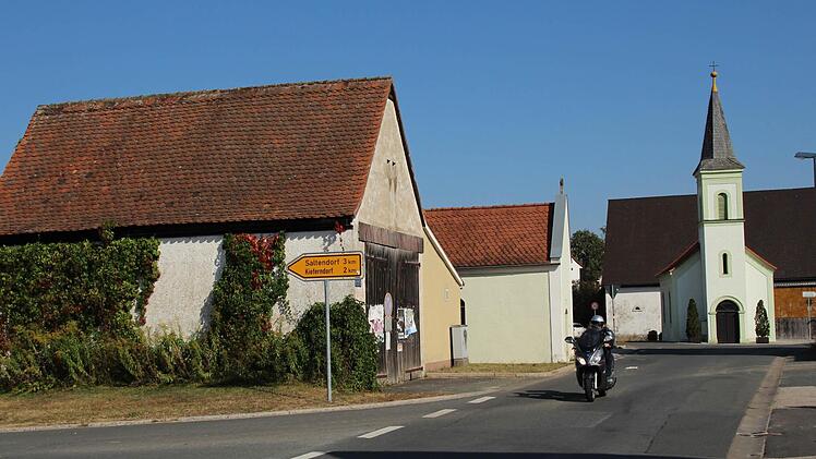 Die Dorfscheune am Ortseingang (links) soll saniert und der Platz davor neu gestaltet werden. Foto: Andreas Dorsch