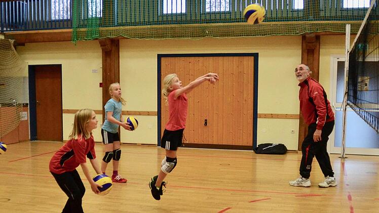 Volleyballtraining der U12 in der Aschacher Zehnthalle. Lara Enzmann bridscht den Ball über das Netz. Maria Martin (vorne) und Hanna Walkenhorst stehen schon parat, es Lara gleichzutun. Trainer Walter Kuhn beobachtet genau, was seine Mädels machen. Foto: Kathrin Kupka-Hahn