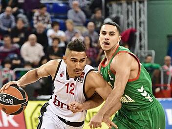 Maodo Lo (.) zeigte seine bislang beste Leistung in der Euroleague. Hier setzt sich der Nationalspieler gegen Vitorias Aufbauspieler Shane Larkin durch. Foto: Adrian Ruiz de Hierro/dpa
