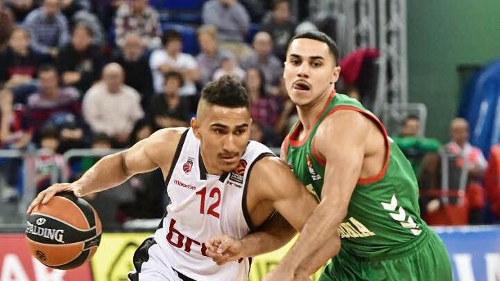 Maodo Lo (.) zeigte seine bislang beste Leistung in der Euroleague. Hier setzt sich der Nationalspieler gegen Vitorias Aufbauspieler Shane Larkin durch. Foto: Adrian Ruiz de Hierro/dpa