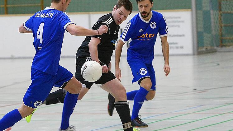 Der Leuchauer Mike Laufmann im Duell mit Levin Pauli (vorne) und Alexander Günther (hinten). Foto: Monika Limmer