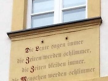 Vierzeiler an der Fassade  Foto: gg
