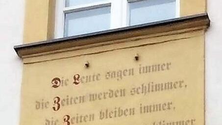 Vierzeiler an der Fassade  Foto: gg