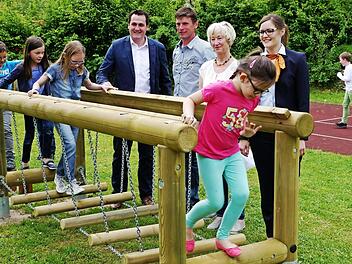 Die neu errichtete Wackelbr&uuml;cke mit (v.&nbsp;l.) B&uuml;rgermeister Florian Kraft (Leutenbach), Reinhard Harrer (Gemeinde Leutenbach), Gisela H&uuml;rrich (Rektorin der GS Ehrenb&uuml;rg) und Sabine Werther (Volksbank) Foto: privat