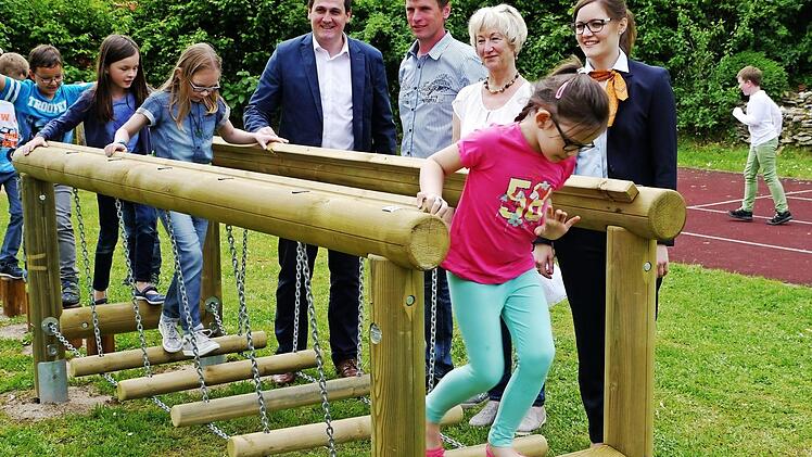 Die neu errichtete Wackelbr&uuml;cke mit (v.&nbsp;l.) B&uuml;rgermeister Florian Kraft (Leutenbach), Reinhard Harrer (Gemeinde Leutenbach), Gisela H&uuml;rrich (Rektorin der GS Ehrenb&uuml;rg) und Sabine Werther (Volksbank) Foto: privat